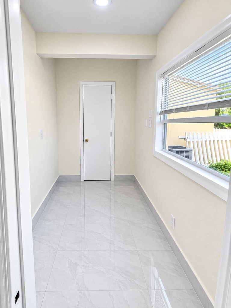 930 Ne 52nd Court - Photo 3