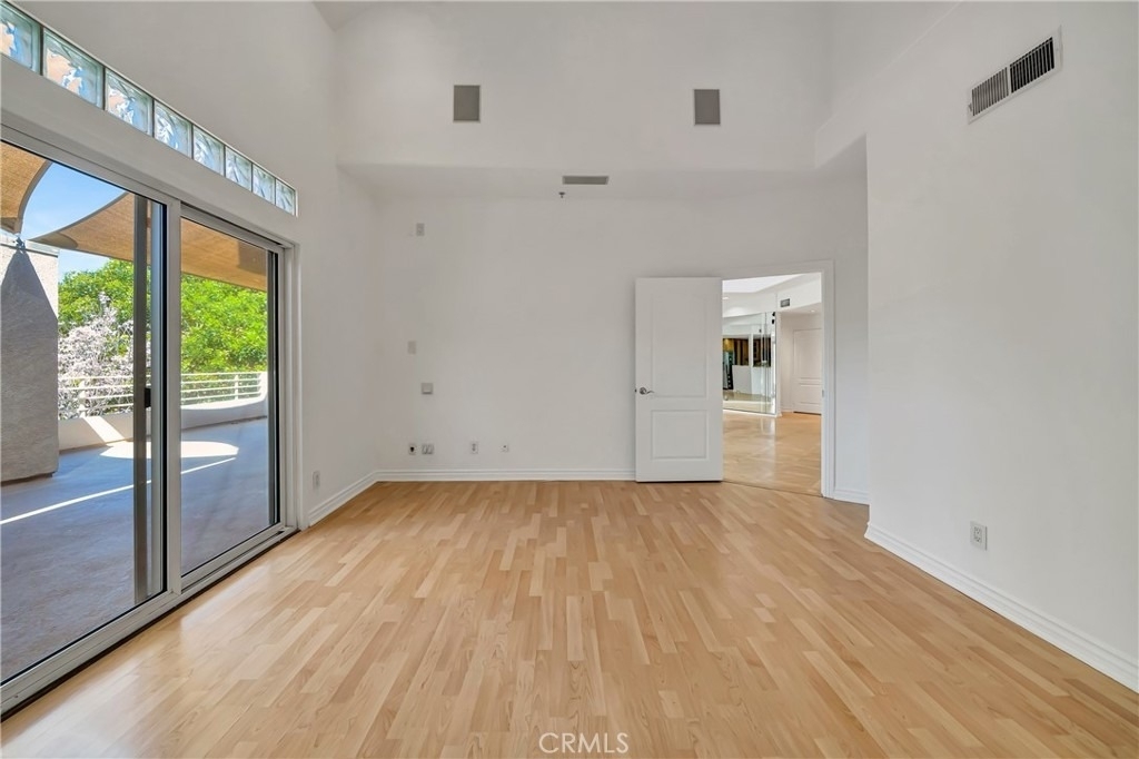 4477 Woodman Avenue - Photo 9