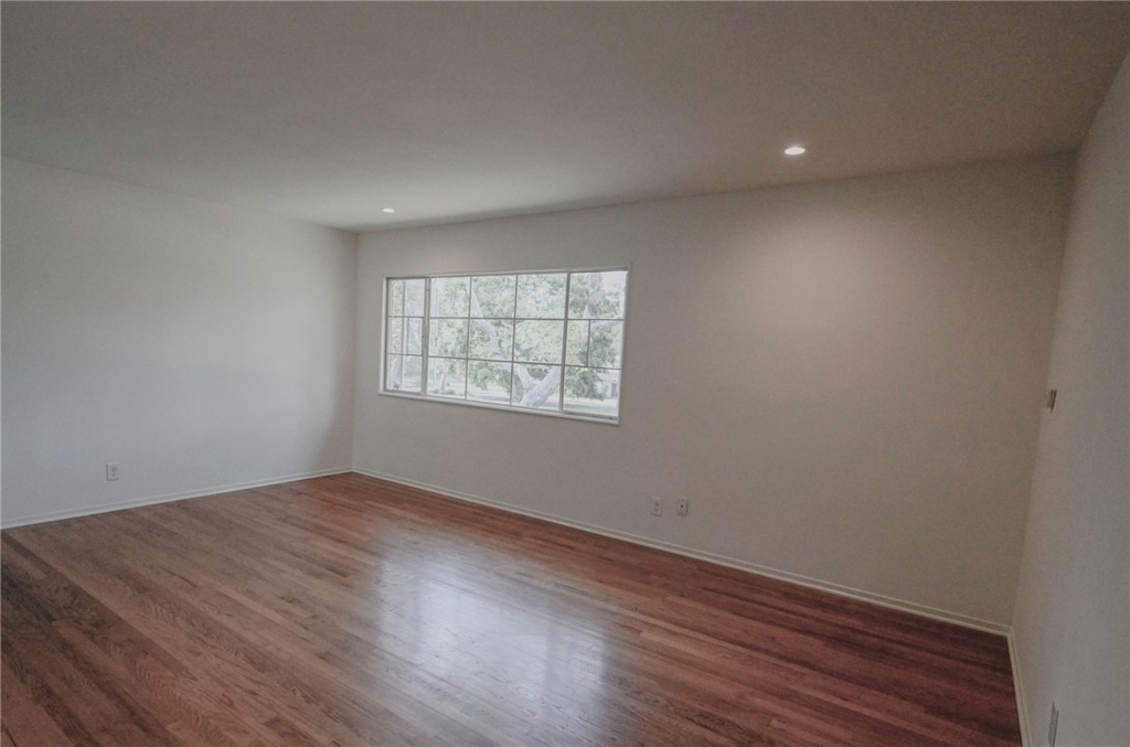 5326 1/2 Village Green - Photo 16