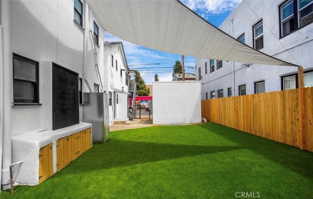 502 E 5th St - Photo 2