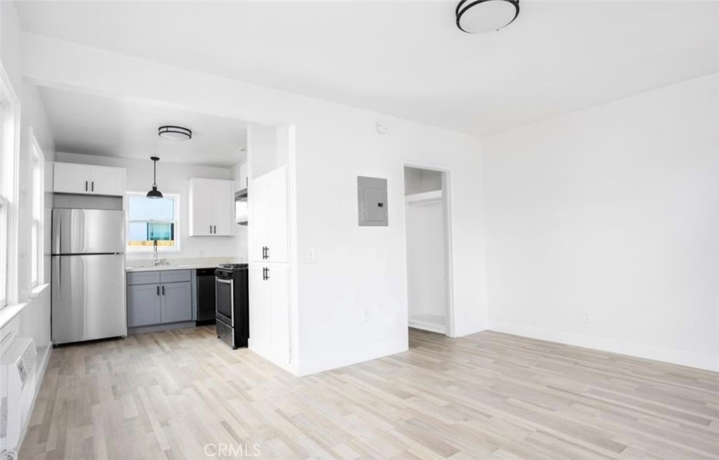 502 E 5th St - Photo 5