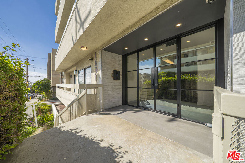 1601 N Fuller Avenue - Photo 3