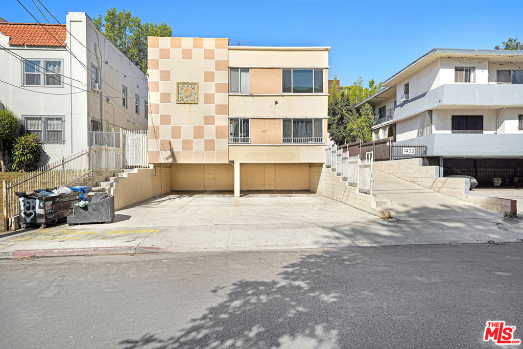 1427 N Martel Avenue - Photo 0