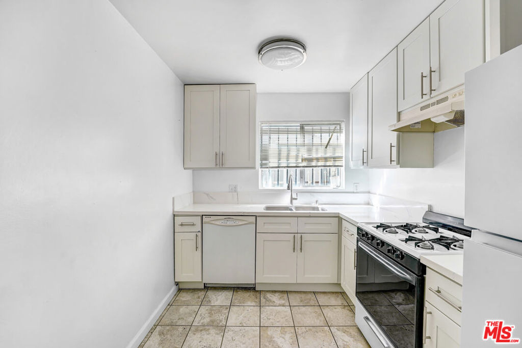1427 N Martel Avenue - Photo 4