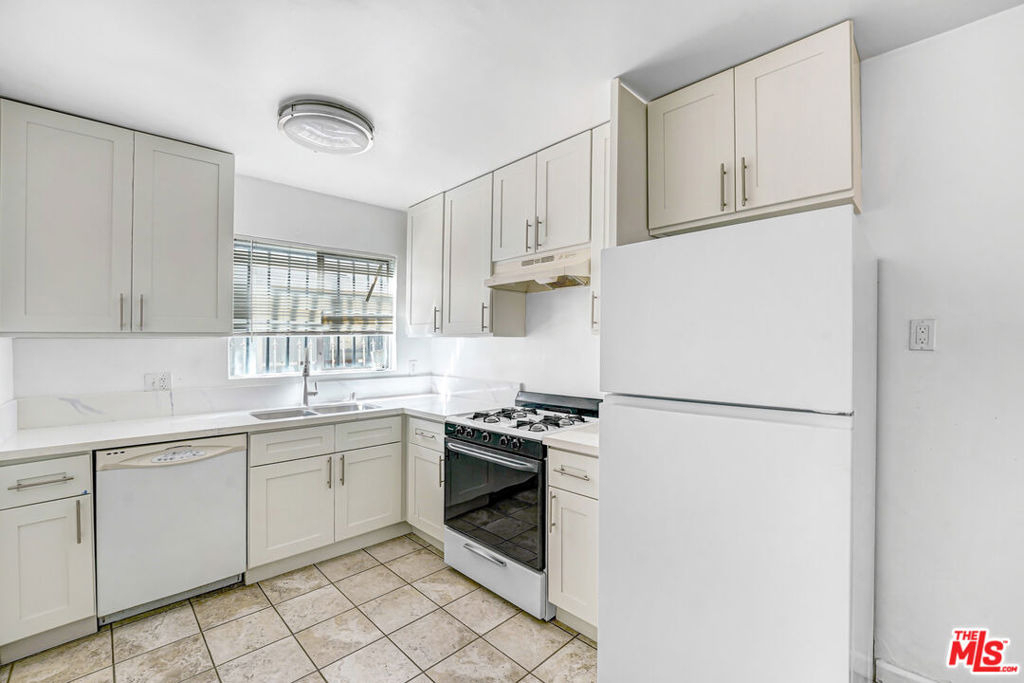 1427 N Martel Avenue - Photo 3