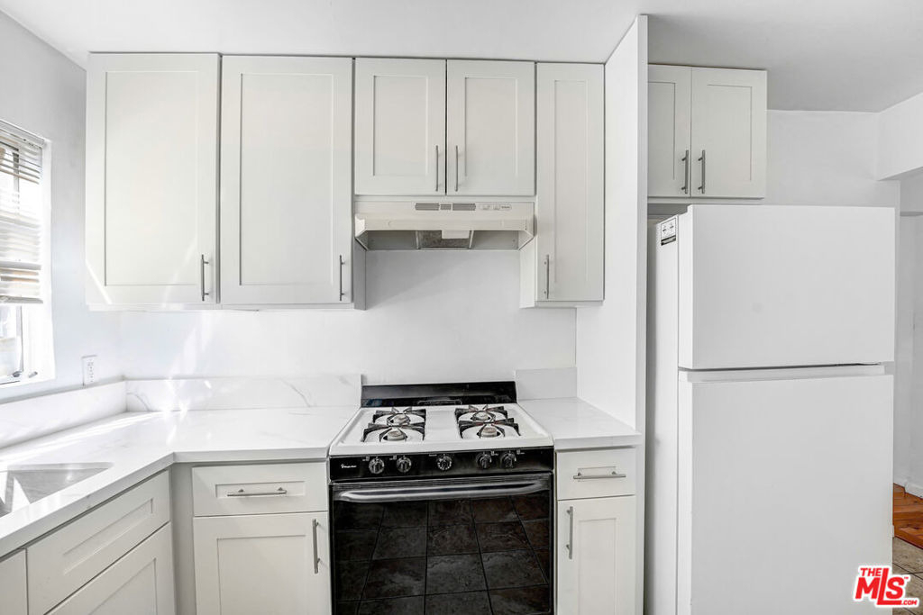 1427 N Martel Avenue - Photo 5