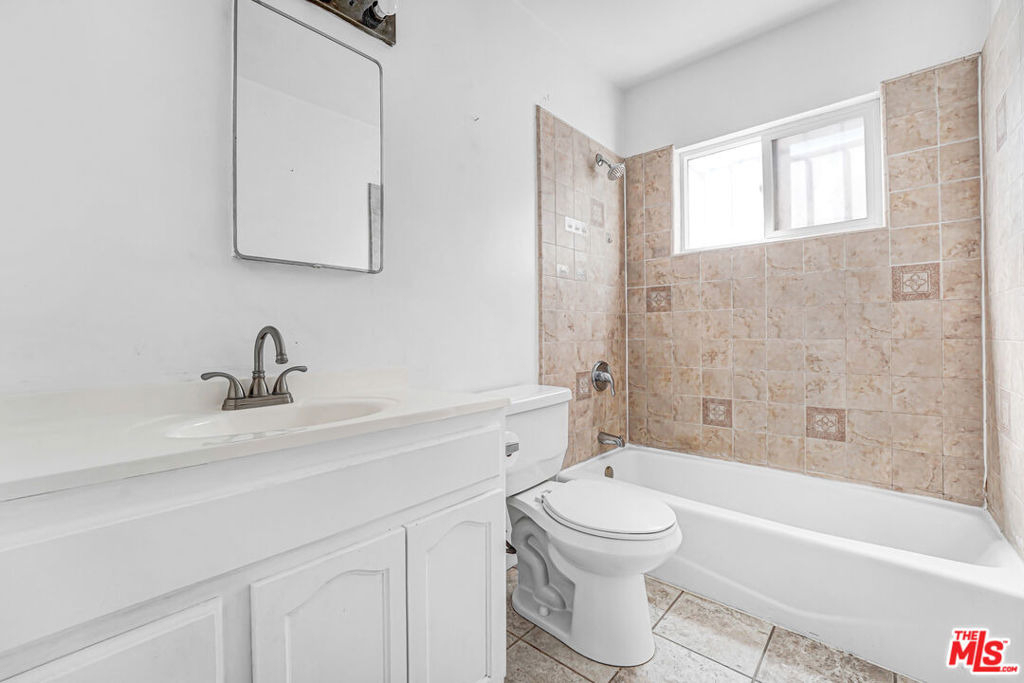 1427 N Martel Avenue - Photo 10