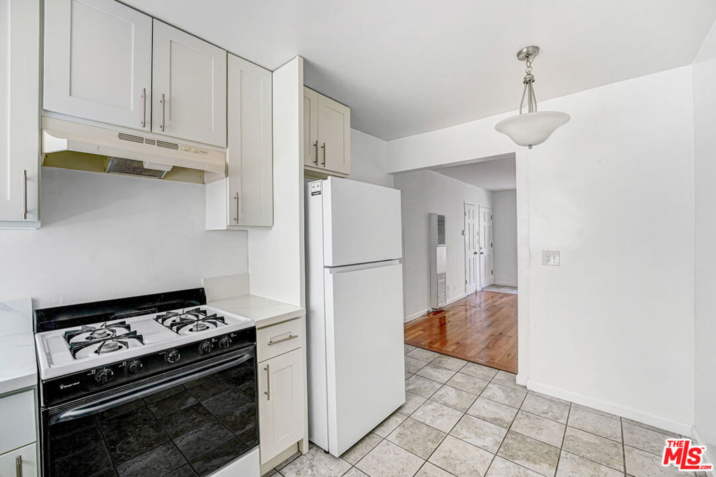 1427 N Martel Avenue - Photo 6