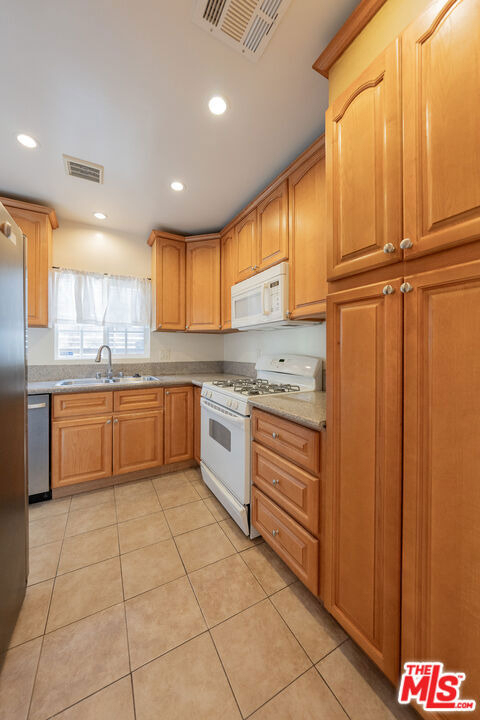 361 W Wilson Avenue - Photo 3