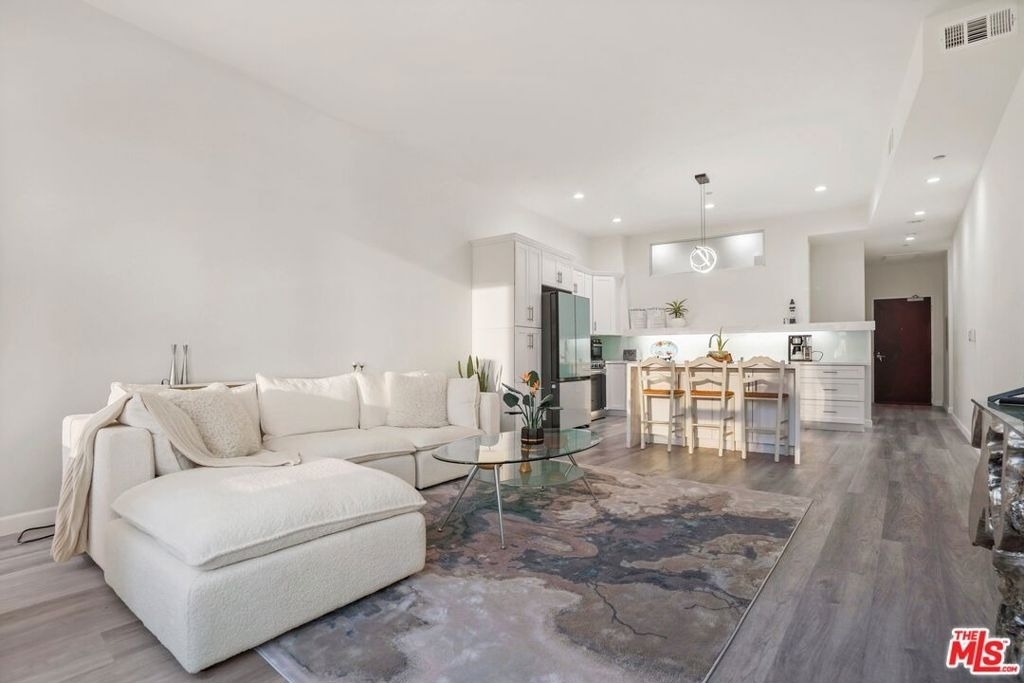 1100 Wilshire Boulevard - Photo 1