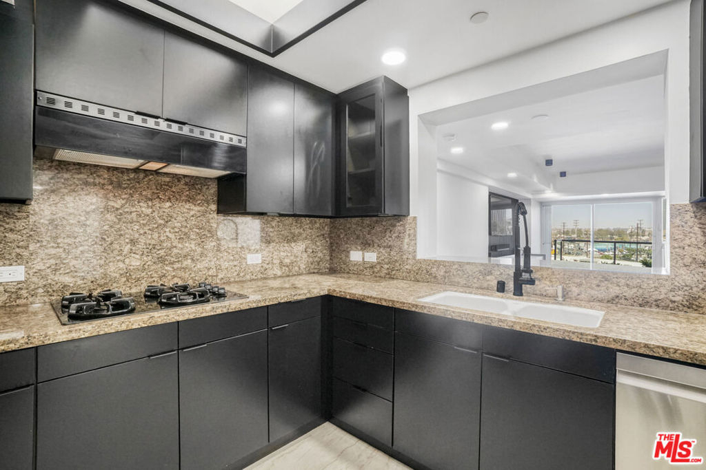 13600 Marina Pointe Drive - Photo 4