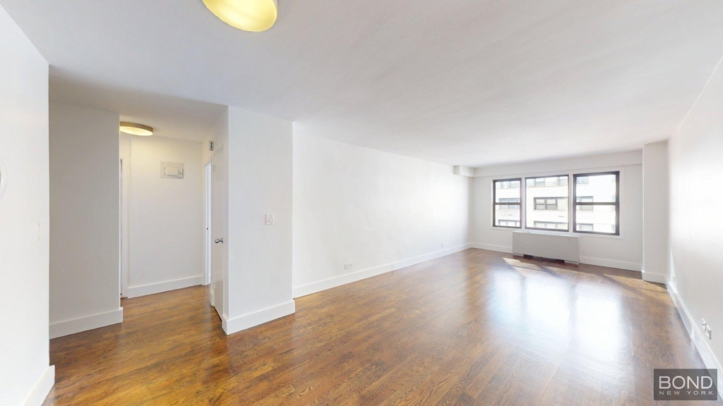 East 63rd Street - Photo 0