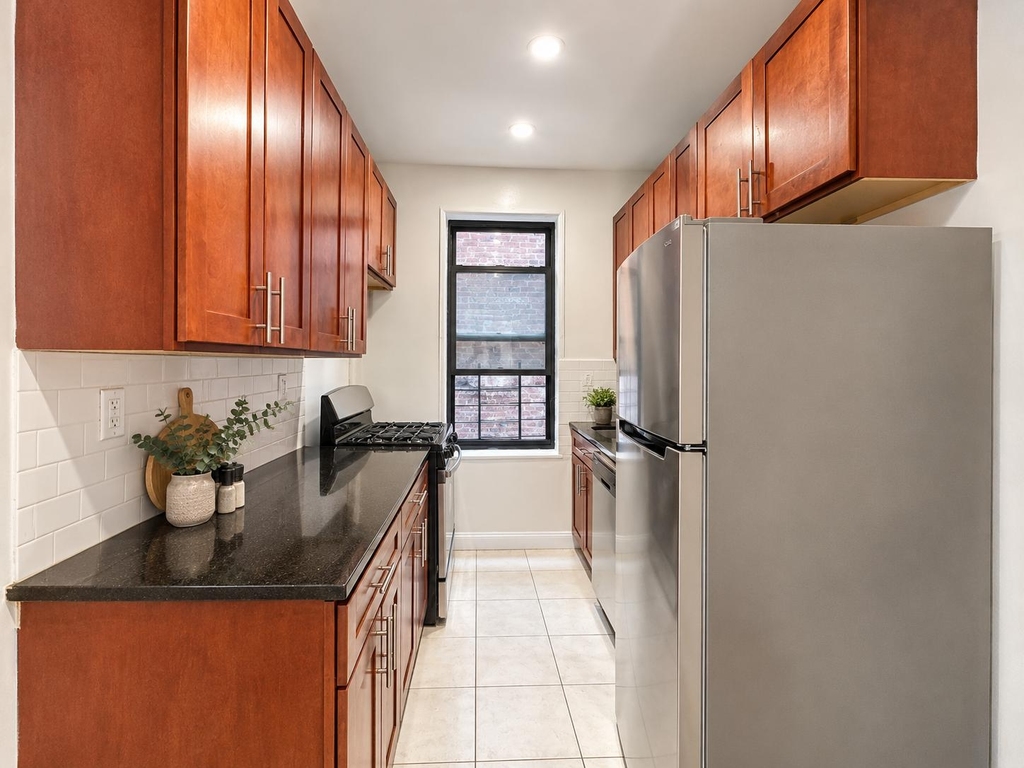 30 Dongan Place - Photo 4