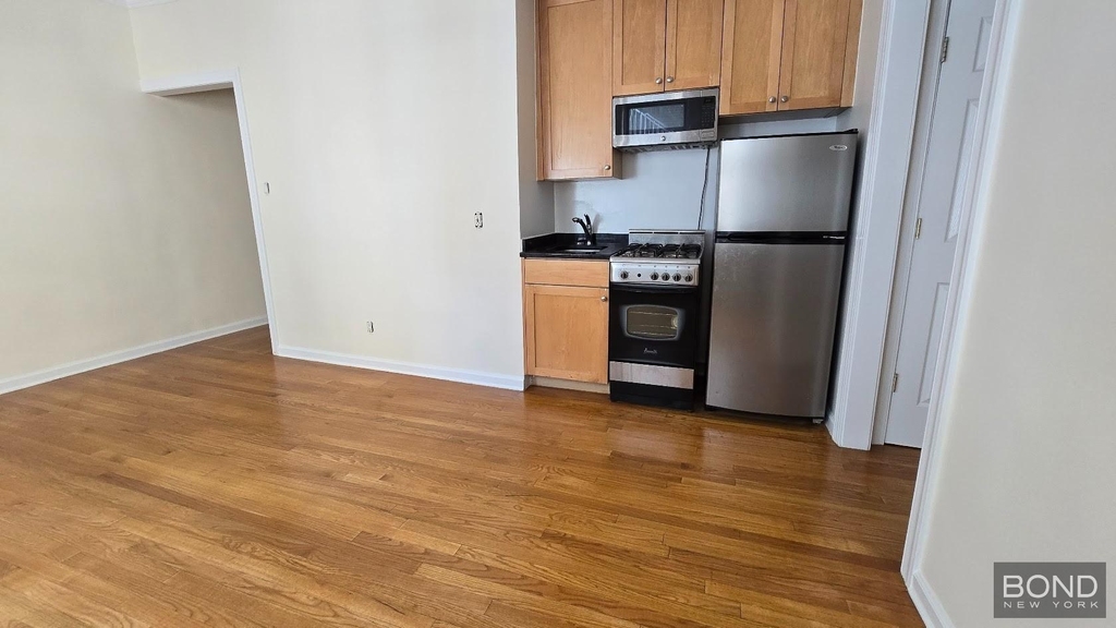 West 13th Street - Photo 4