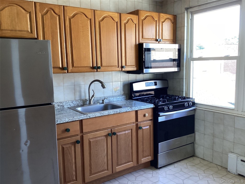 6124 169th Street - Photo 3