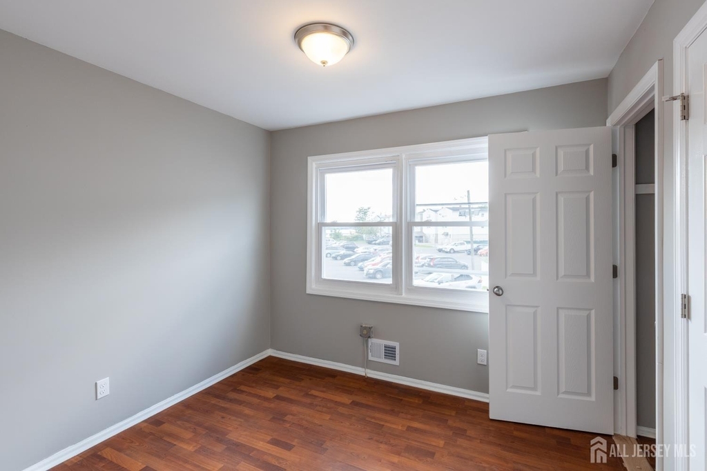 29-31 Glenn Drive - Photo 3