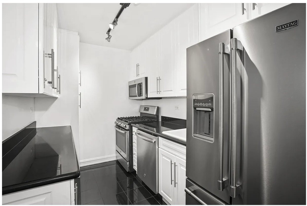 225 E 70th Street - Photo 2