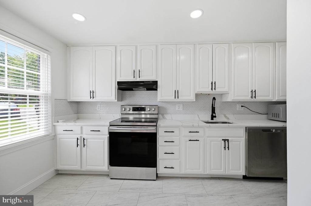 1214 Fox Run Place - Photo 6