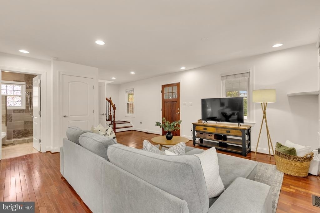 8604 Woodlawn Court - Photo 11