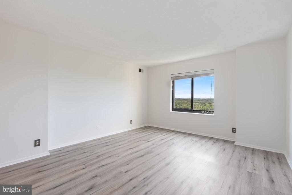 309 Yoakum Parkway - Photo 21