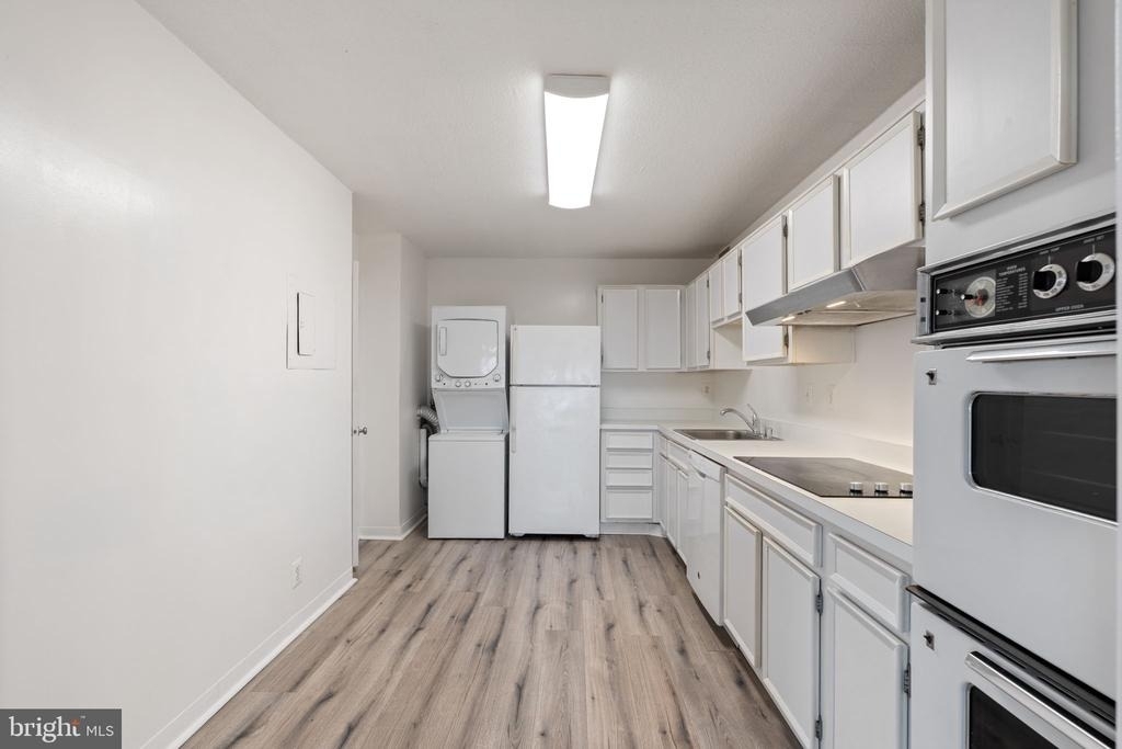 309 Yoakum Parkway - Photo 11