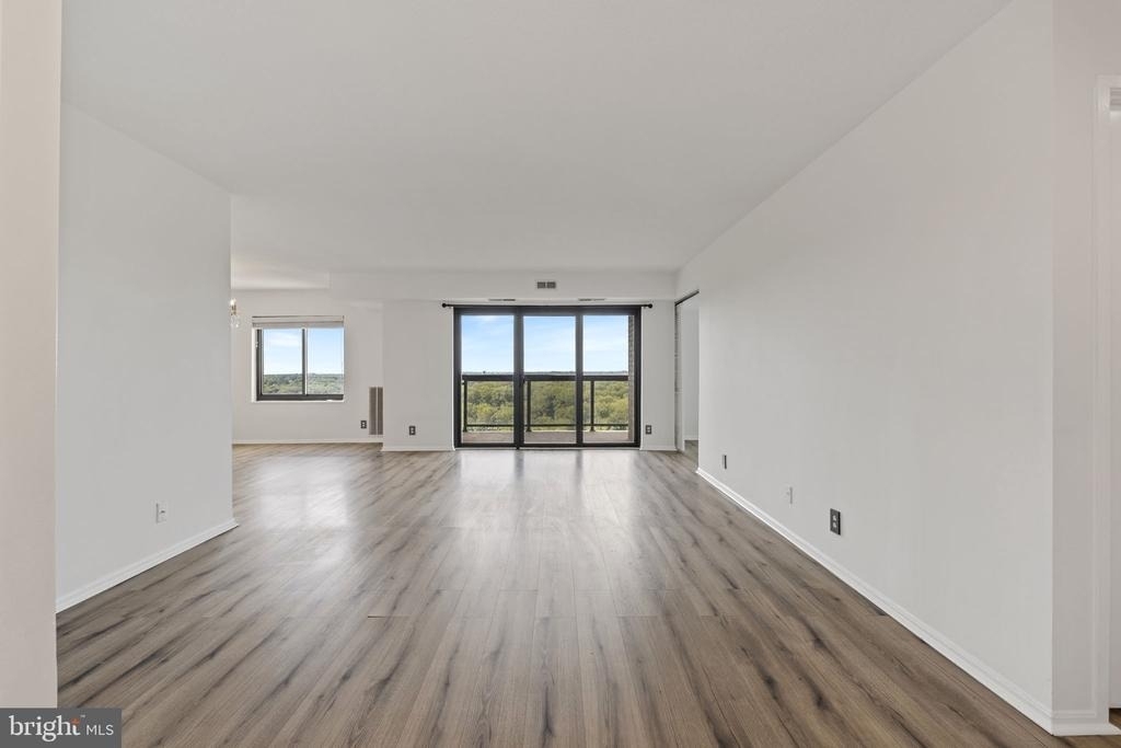 309 Yoakum Parkway - Photo 4