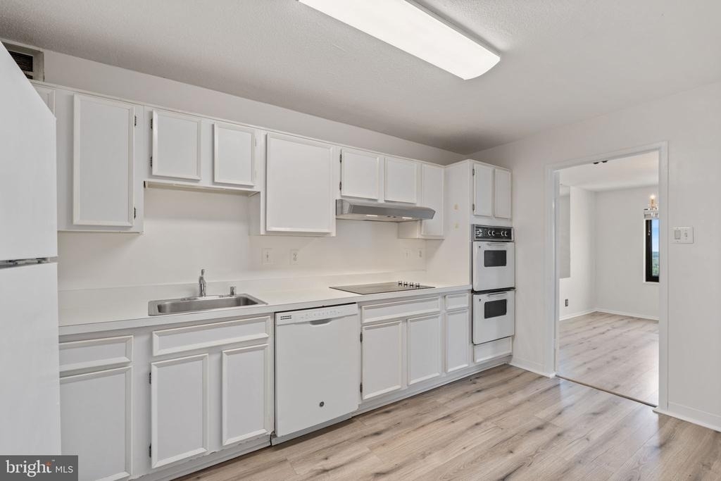 309 Yoakum Parkway - Photo 13