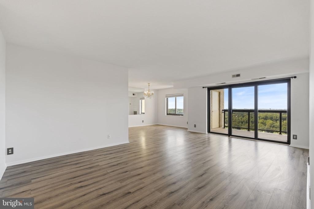 309 Yoakum Parkway - Photo 6