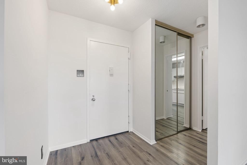 309 Yoakum Parkway - Photo 5