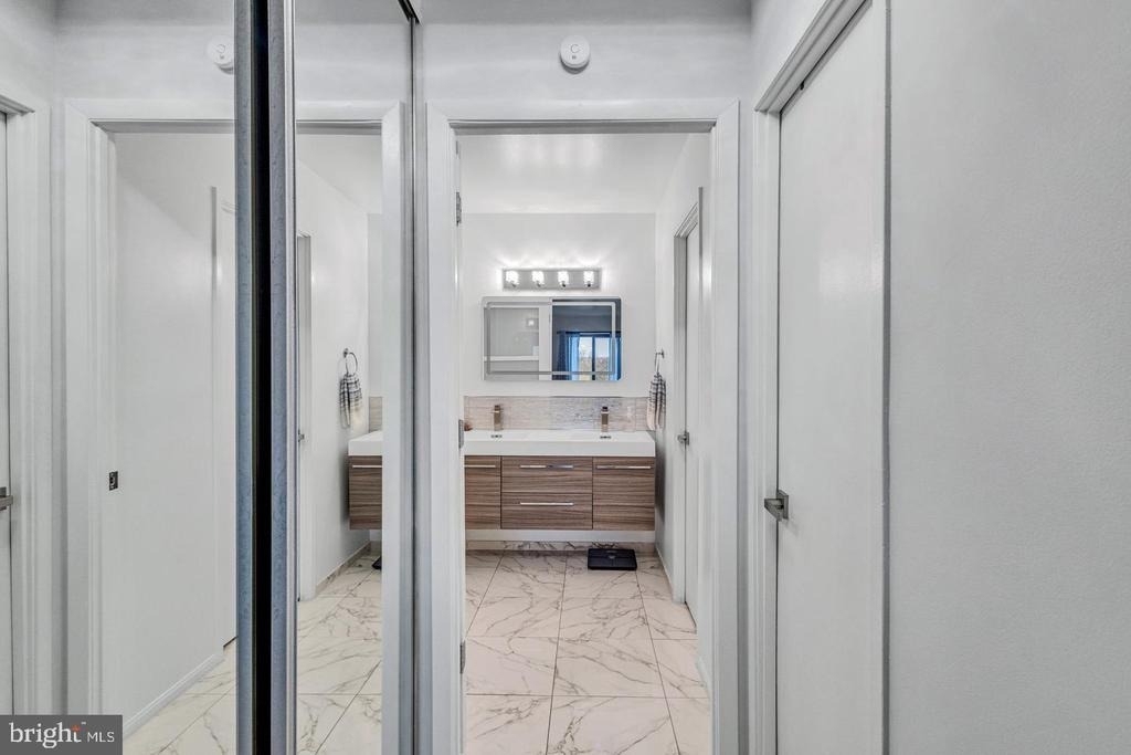 205 Yoakum Parkway - Photo 17