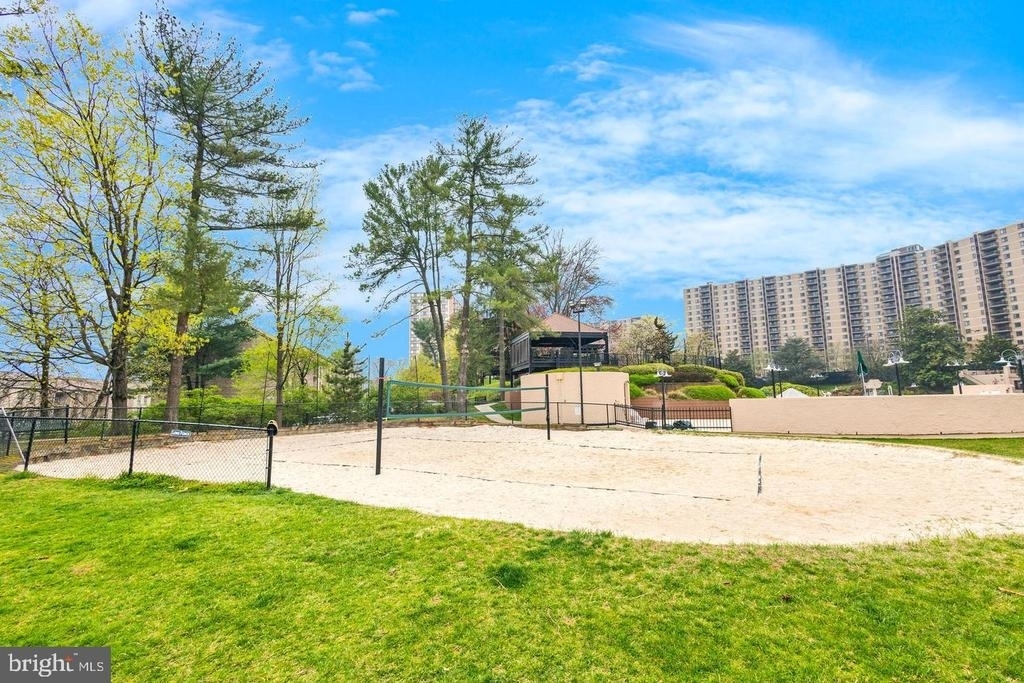 205 Yoakum Parkway - Photo 25