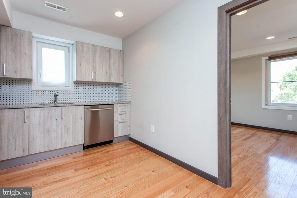 2553 Montrose Street - Photo 5
