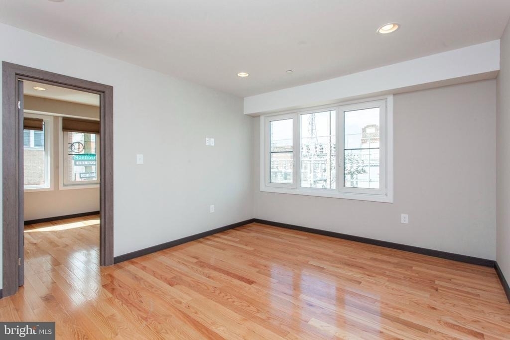 2553 Montrose Street - Photo 8