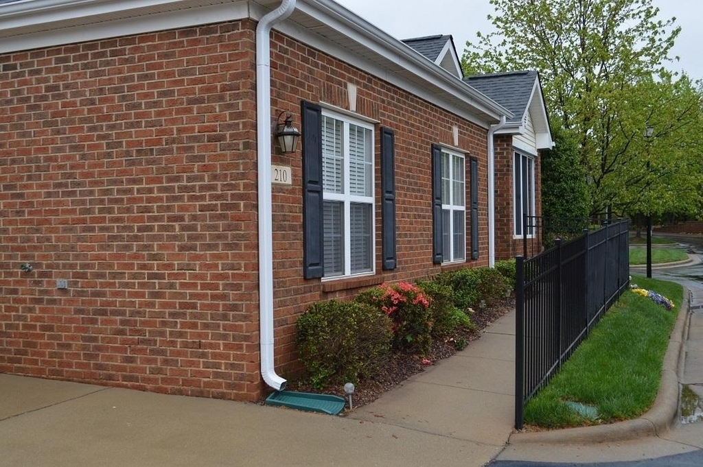 210 Baines Court - Photo 3