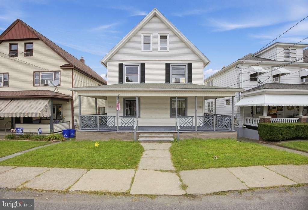1124 1/2 W Locust Street - Photo 2