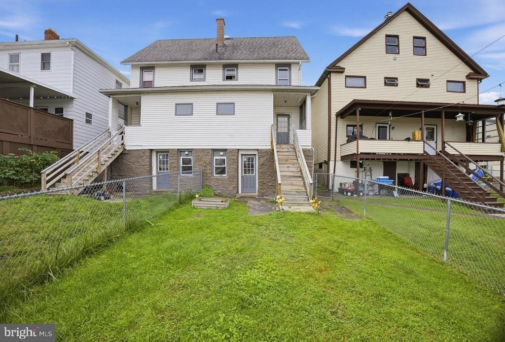 1124 1/2 W Locust Street - Photo 3