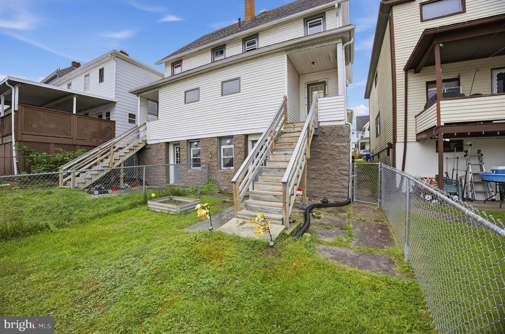 1124 1/2 W Locust Street - Photo 4