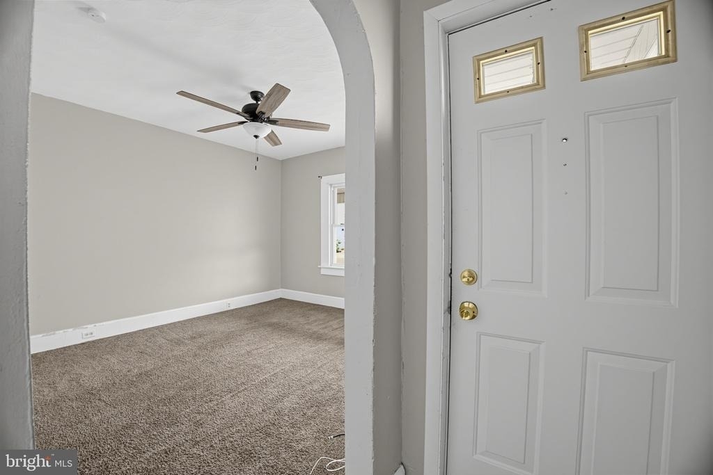 1124 1/2 W Locust Street - Photo 9