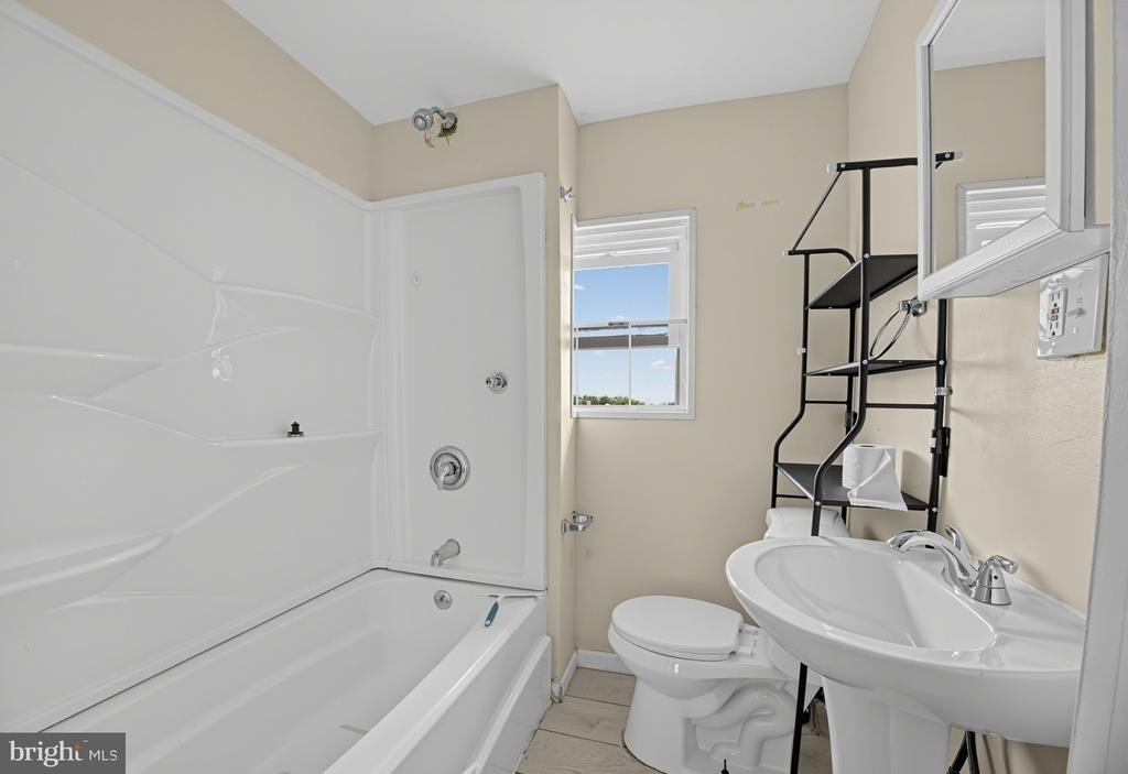1124 1/2 W Locust Street - Photo 19
