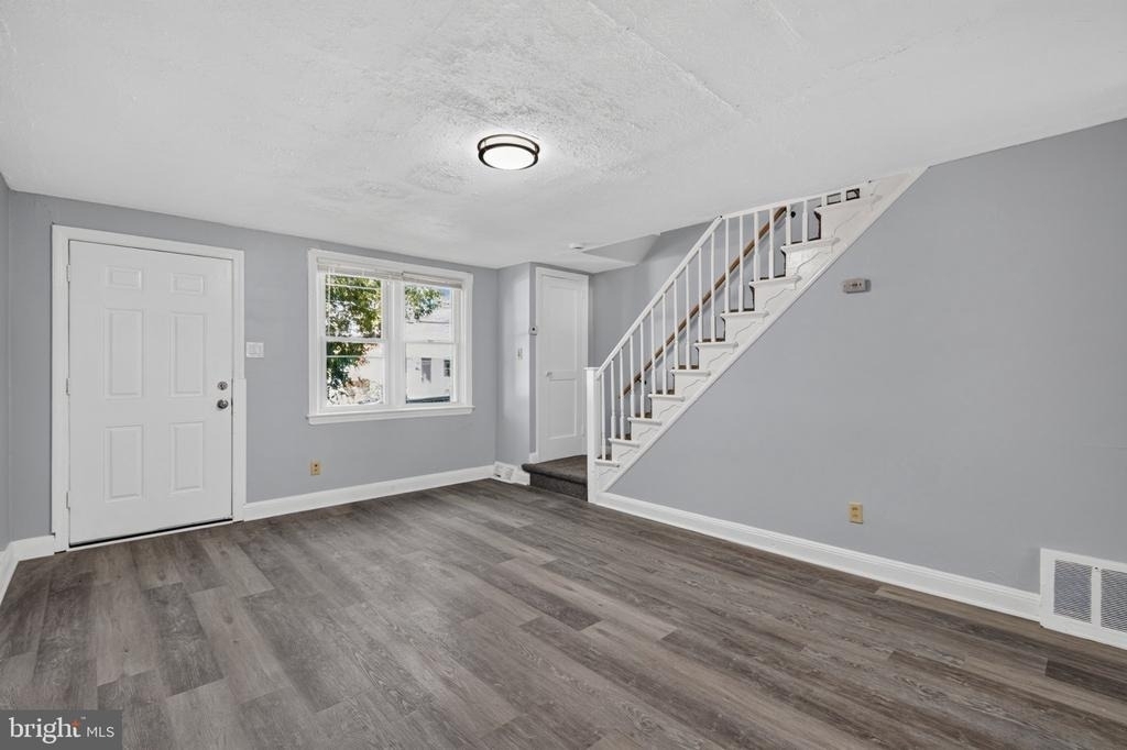 331 W 21st Street - Photo 5