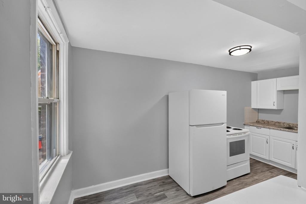 331 W 21st Street - Photo 7