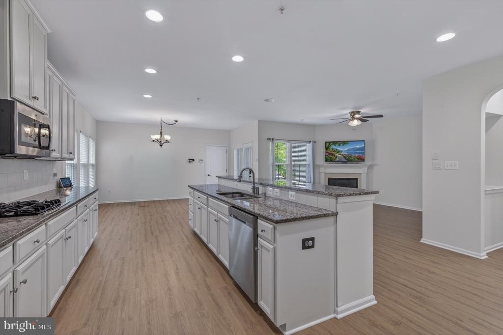1423 Village Green Way - Photo 18