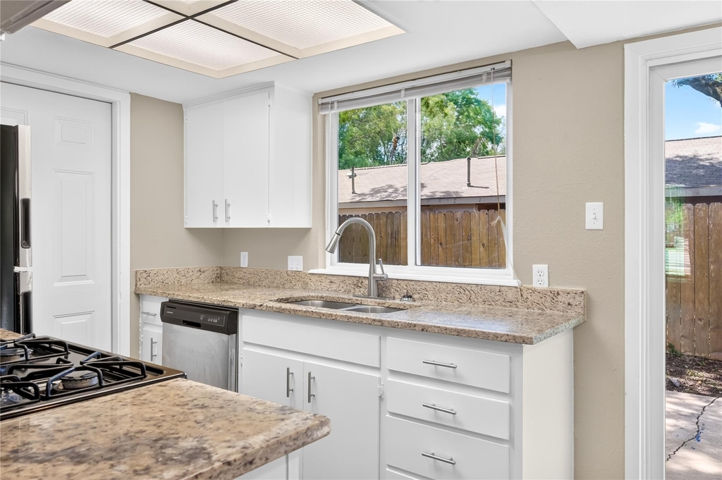 2201 Deadwood Dr - Photo 3