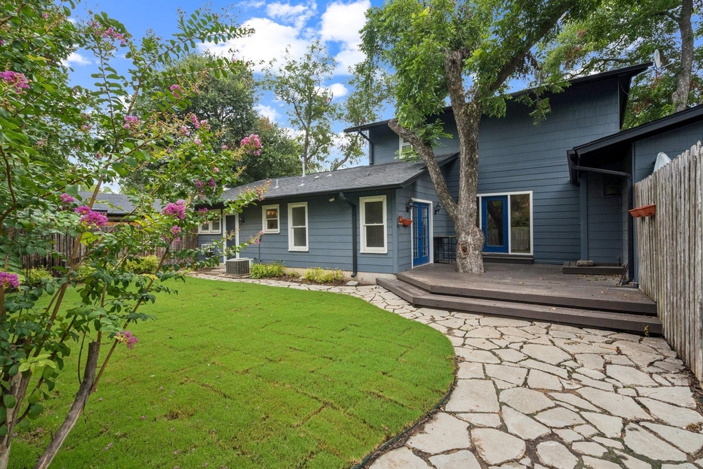 1402 Laurel St - Photo 1