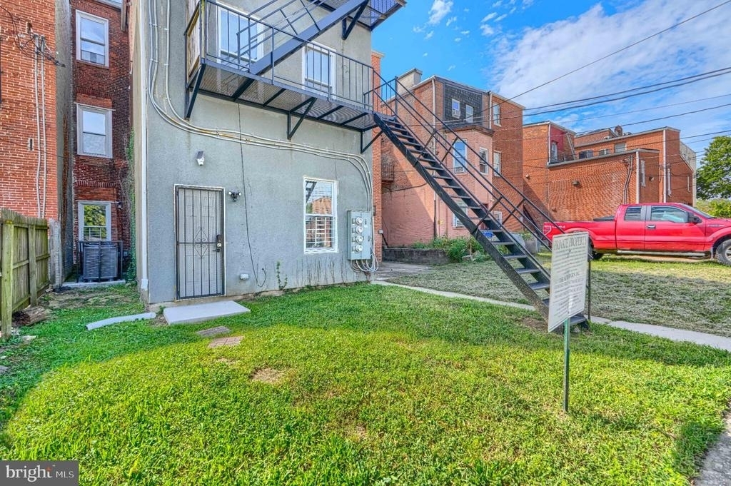 1310 W Lexington Street - Photo 17