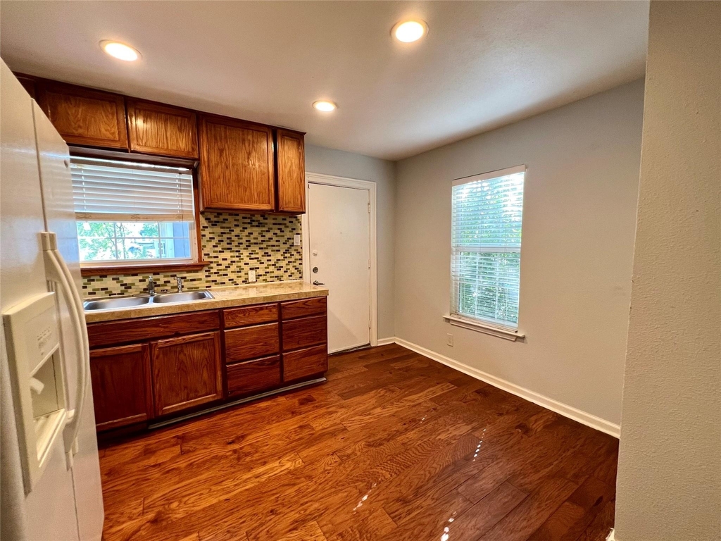 609 W Odell St - Photo 1
