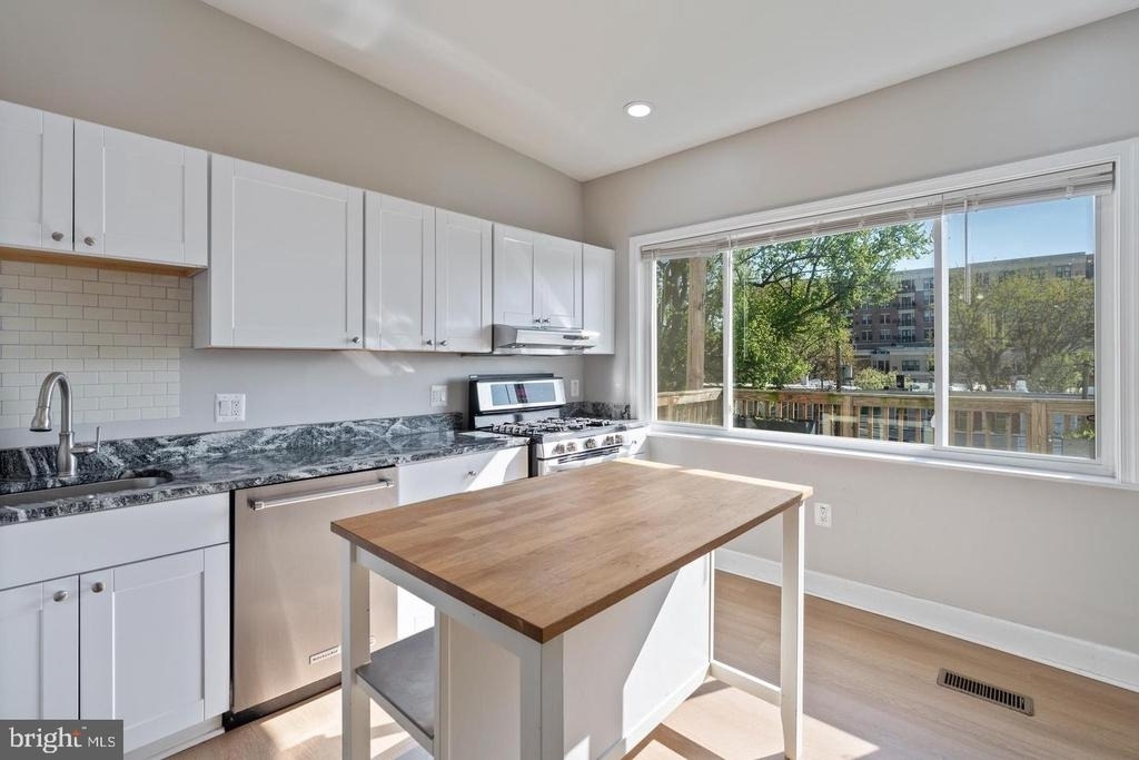 3819 Roland Avenue - Photo 4