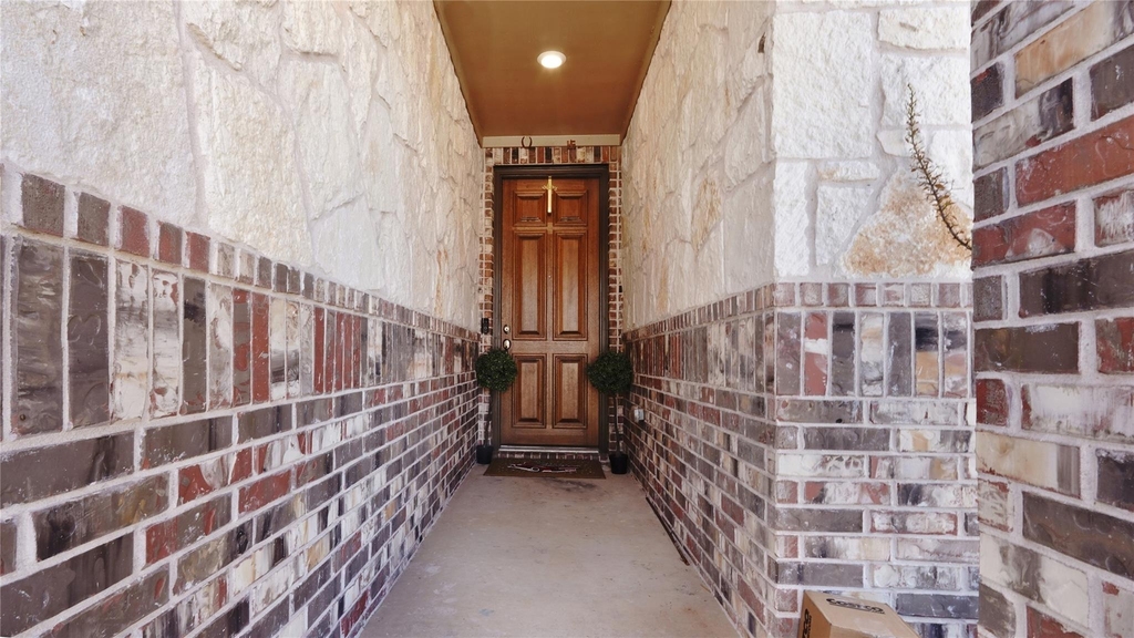 1017 Plano Ln - Photo 3