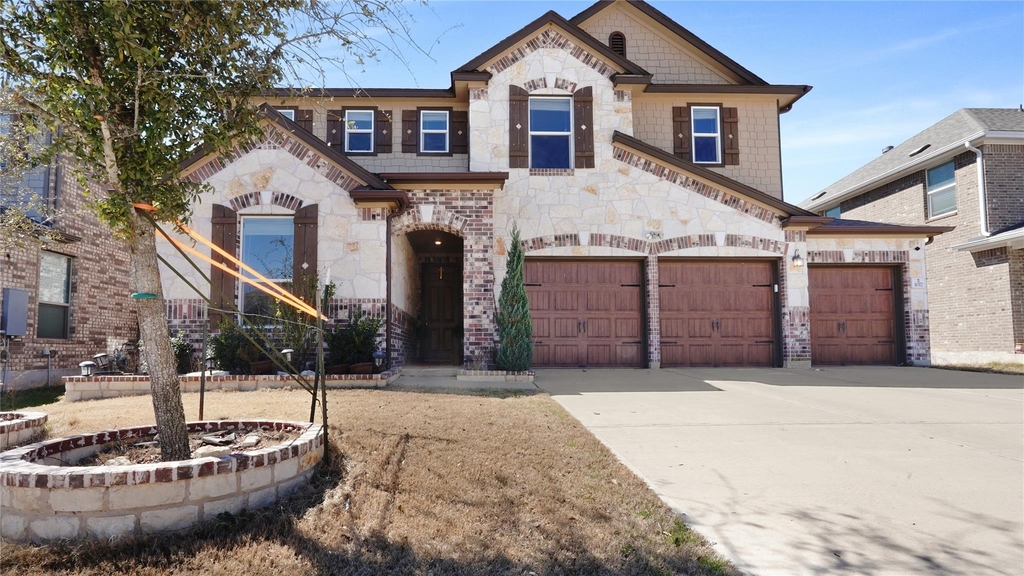 1017 Plano Ln - Photo 0