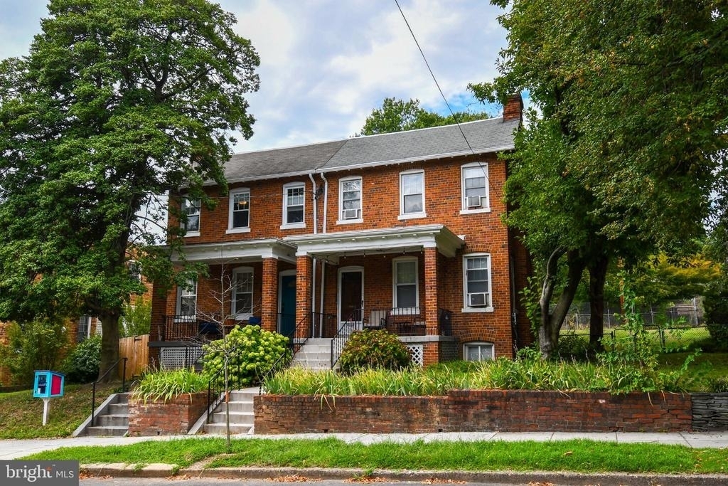 4210 10th Street Ne - Photo 0